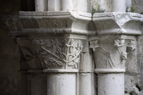 Capitel con hojas y flores en el claustro de Irantzu